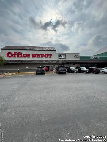 Listing photo id 4 for 8521 Bandera Rd 1