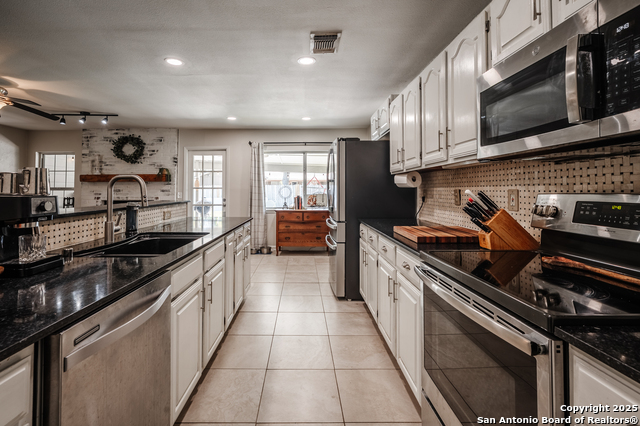 Listing photo id 11 for 10620 Cross Plns