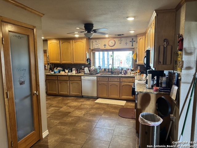 Listing photo id 11 for 7084 Richter