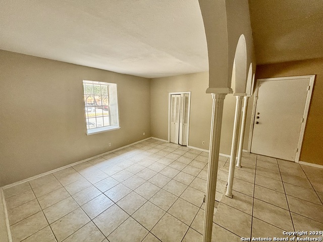 Listing photo id 9 for 170 De Chantle Rd 205