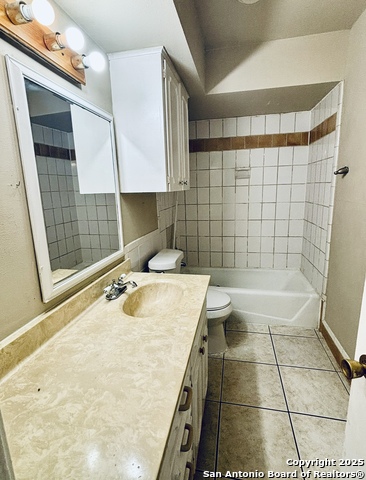 Listing photo id 12 for 170 De Chantle Rd 205