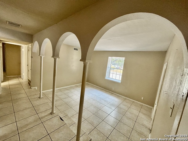 Listing photo id 3 for 170 De Chantle Rd 205