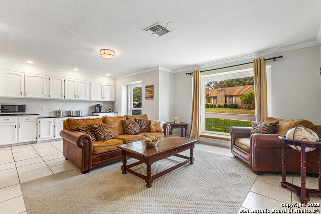 Listing photo id 2 for 1946 Encino Belle