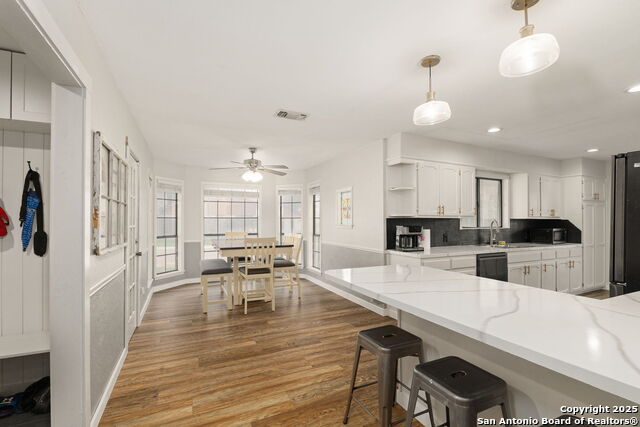 Image 20 of 35 For 402 Teakwood