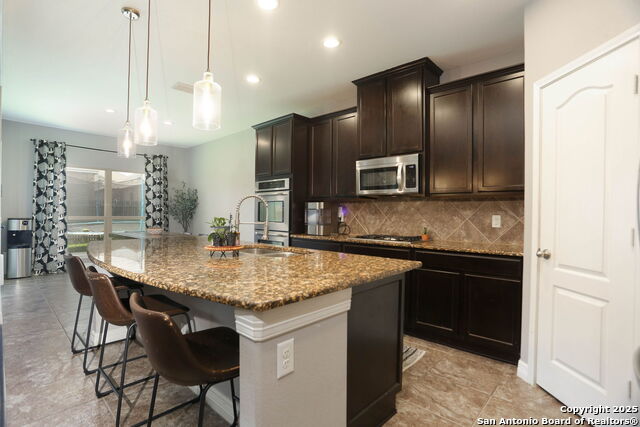 Listing photo id 9 for 8955 Highland Dawn