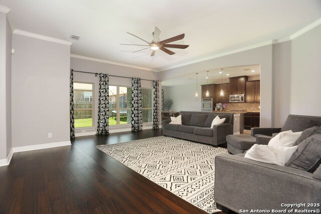 Listing photo id 5 for 8955 Highland Dawn
