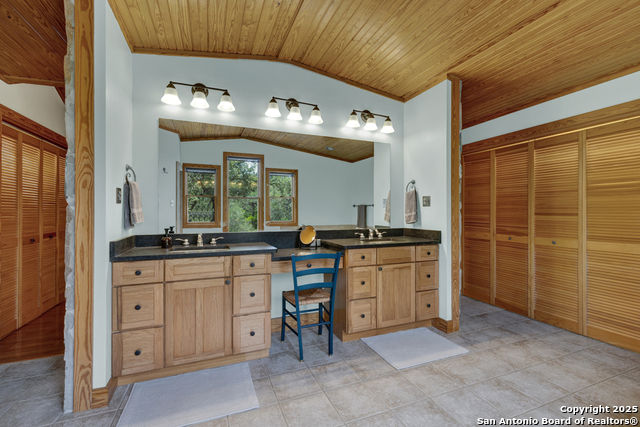 Image 21 of 47 For 860 Bluff Ridge