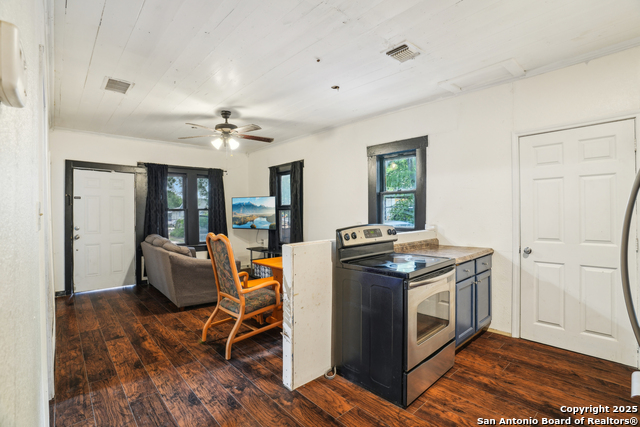 Listing photo id 5 for 841 Texas