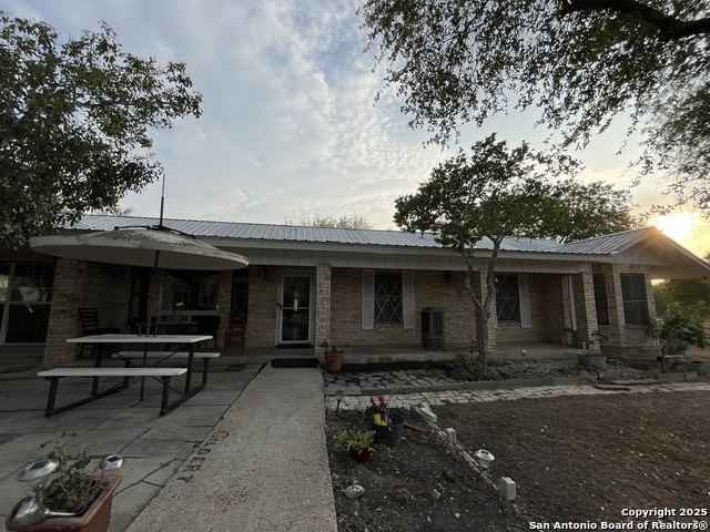 Listing photo id 0 for 512 Brown Lane