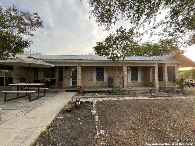 Listing photo id 1 for 512 Brown Lane
