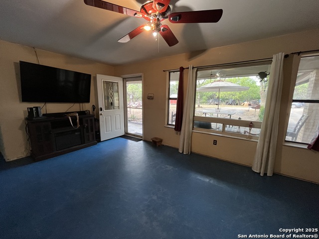 Listing photo id 2 for 512 Brown Lane