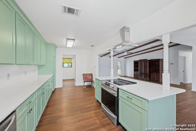 Listing photo id 12 for 1312 Acorn  