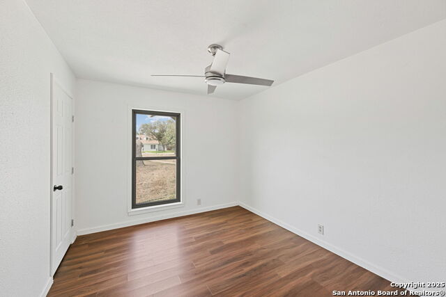 Listing photo id 20 for 1312 Acorn  