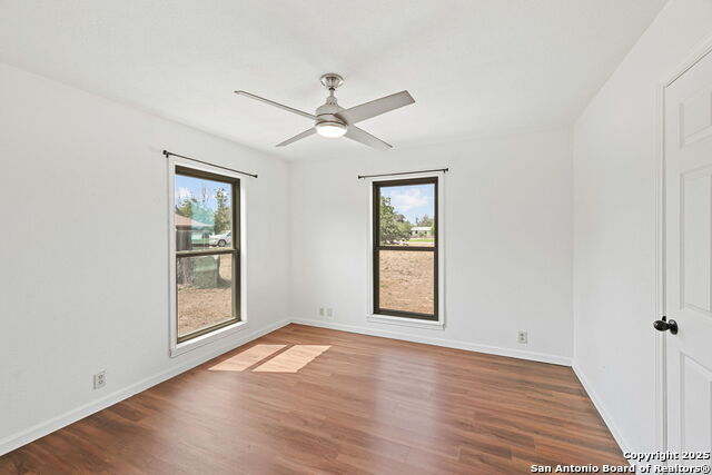 Listing photo id 21 for 1312 Acorn  