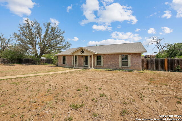 Listing photo id 2 for 1312 Acorn  