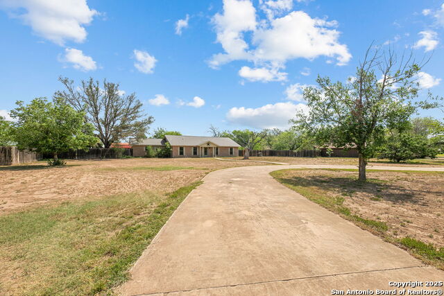Listing photo id 3 for 1312 Acorn  