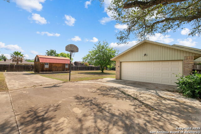 Listing photo id 4 for 1312 Acorn  