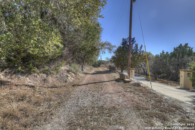 Image 22 of 35 For 995 Five Oaks