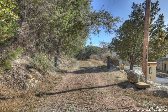 Image 23 of 35 For 995 Five Oaks