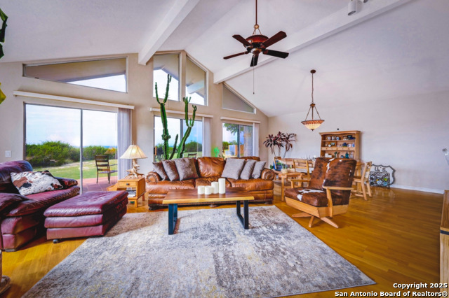Listing photo id 3 for 1231 Montell