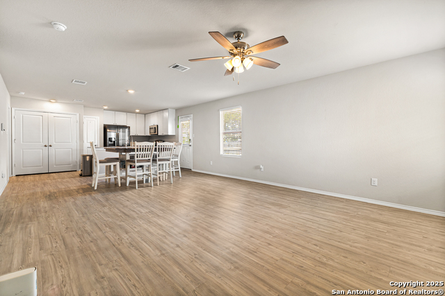 Listing photo id 3 for 7207 Lincoln Trace