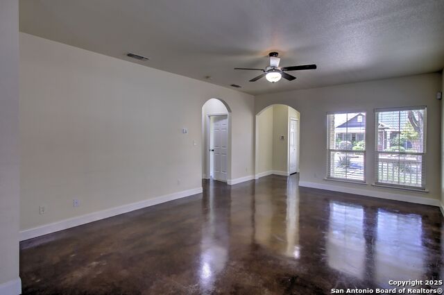 Listing photo id 11 for 2222 Gruene Lake