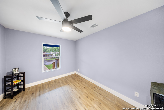 Listing photo id 13 for 1437 Avant
