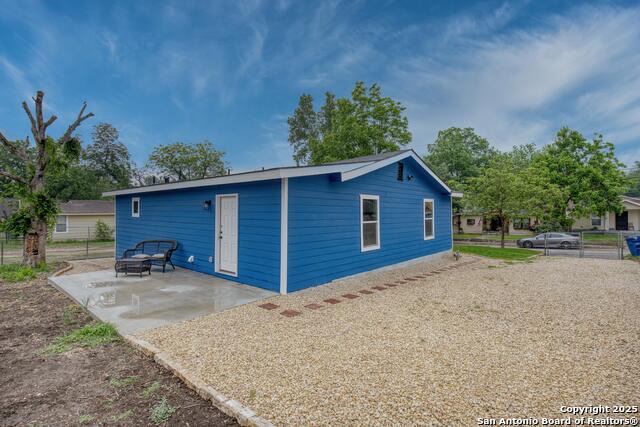 Listing photo id 14 for 1437 Avant