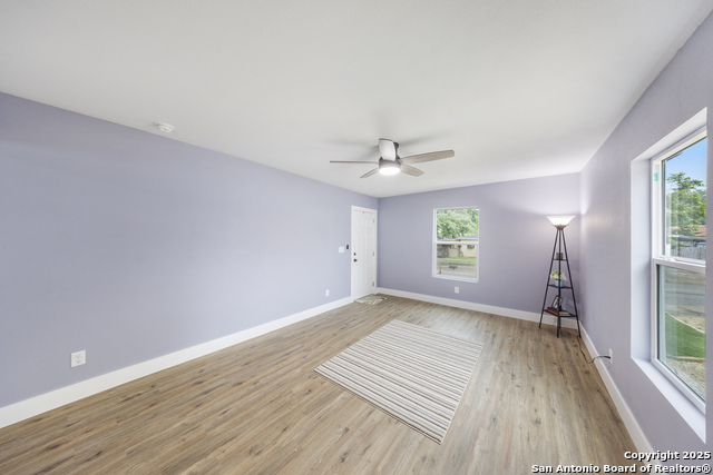 Listing photo id 2 for 1437 Avant