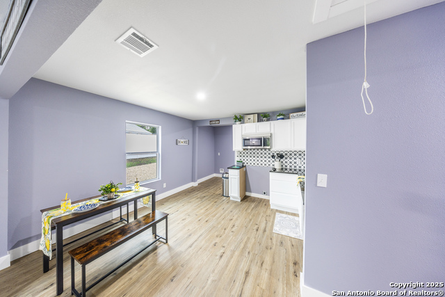 Listing photo id 3 for 1437 Avant