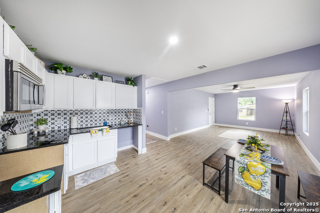 Listing photo id 5 for 1437 Avant