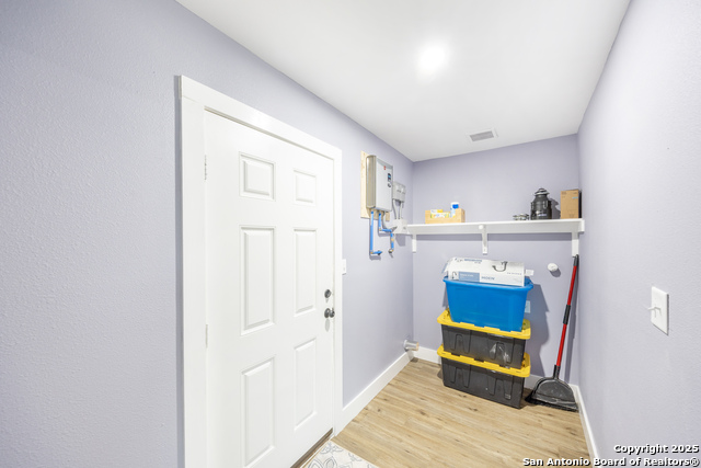 Listing photo id 7 for 1437 Avant