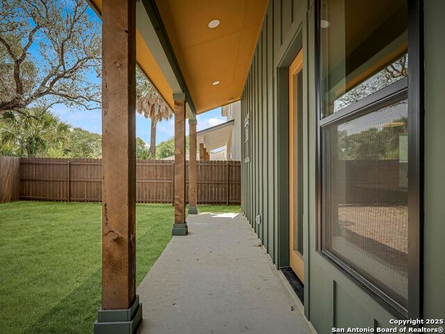 Listing photo id 30 for 1947 West French Place