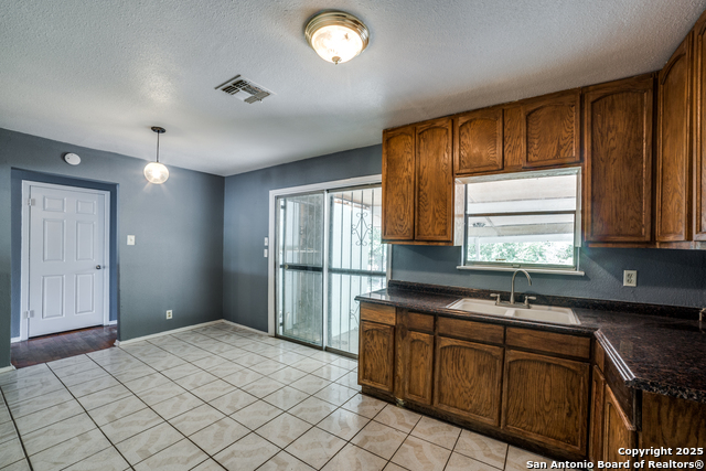 Listing photo id 3 for 523 Bangor  
