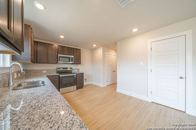 Image 18 of 34 For 300 Martindale W