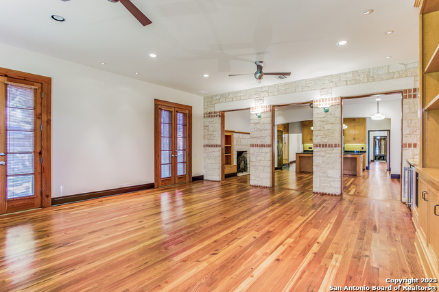 Listing photo id 8 for 2 Laurel Pl