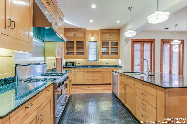 Listing photo id 10 for 2 Laurel Pl