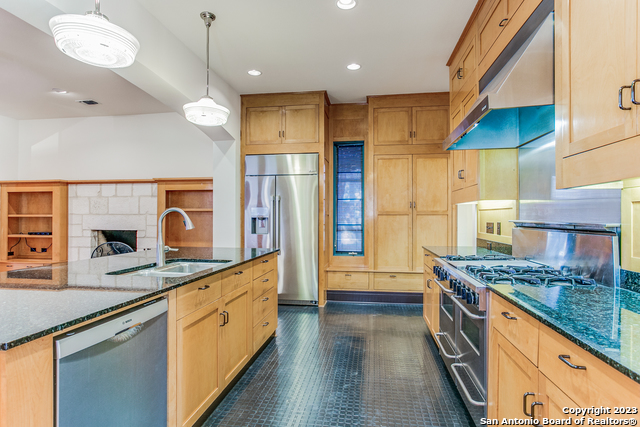 Listing photo id 12 for 2 Laurel Pl