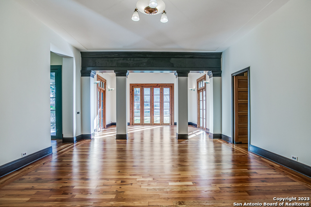 Listing photo id 13 for 2 Laurel Pl
