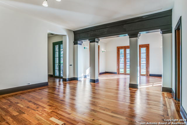 Listing photo id 14 for 2 Laurel Pl