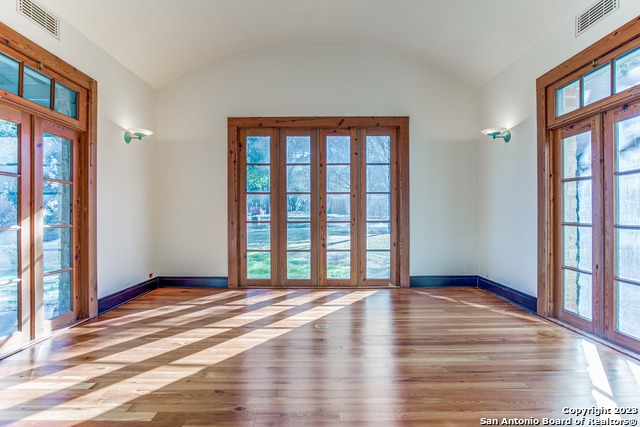 Listing photo id 15 for 2 Laurel Pl