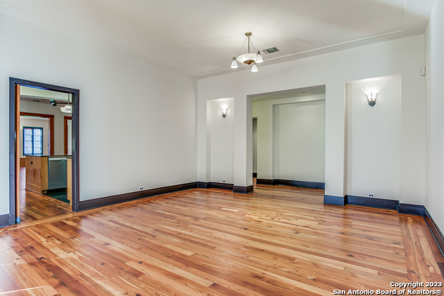 Listing photo id 16 for 2 Laurel Pl