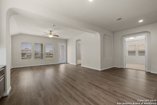 Listing photo id 17 for 6595 Mason Vly