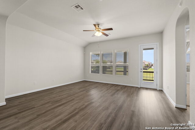 Listing photo id 18 for 6595 Mason Vly