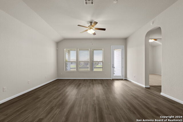 Listing photo id 19 for 6595 Mason Vly