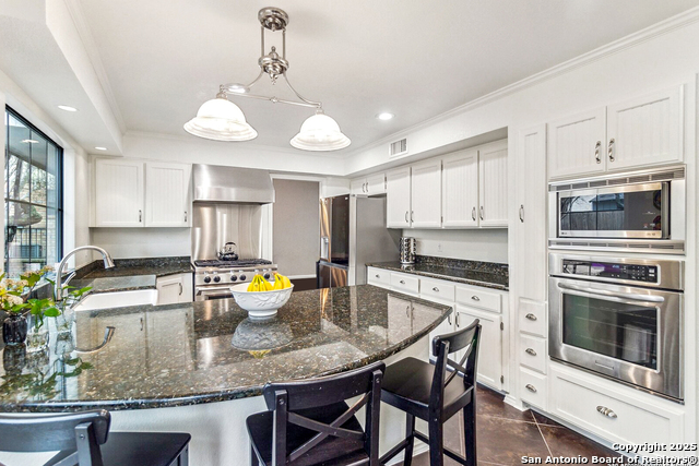 Listing photo id 8 for 2926 Quail Oak