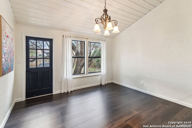 Listing photo id 9 for 2926 Quail Oak