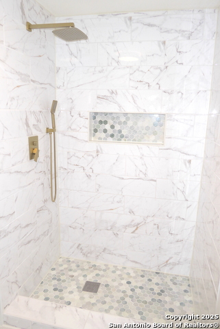 Listing photo id 12 for 2926 Quail Oak