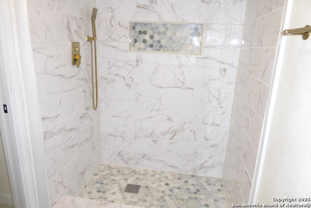 Listing photo id 13 for 2926 Quail Oak