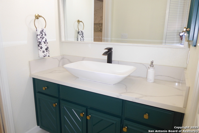 Listing photo id 15 for 2926 Quail Oak